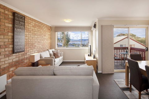 Beloka 9 - Overlooking Lake Jindabyne - e-Seniors 0