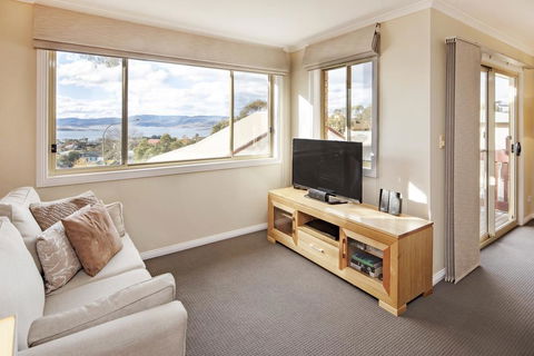 Beloka 9 - Overlooking Lake Jindabyne - e-Seniors 1