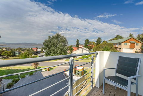 Beloka Close - Modern, Spacious, And Pet Friendly Accommodation - e-Seniors 0