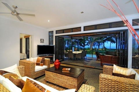 Bramston Beach - Luxury Holiday House - e-Seniors 1