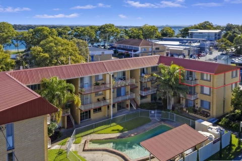 Bribie Beach King Bed Unit Overlooking Pool - e-Seniors 1