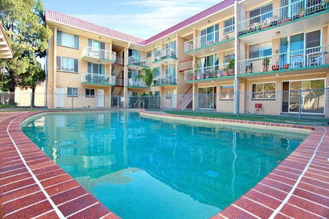 Bribie Beach King Bed Unit Overlooking Pool - e-Seniors 0