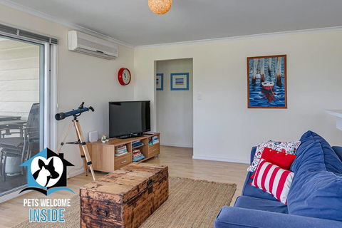 Big Stylish House With River Views, Games Room & WiFI - e-Seniors 2