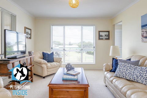 Big Stylish House With River Views, Games Room & WiFI - e-Seniors 3