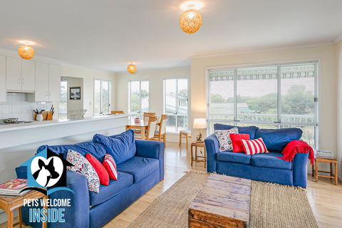 Big Stylish House With River Views, Games Room & WiFI - e-Seniors 1