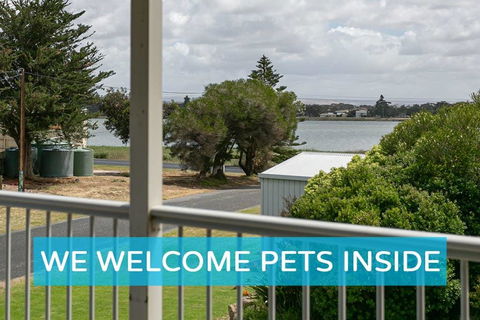 Big Stylish House With River Views, Games Room & WiFI - e-Seniors 0