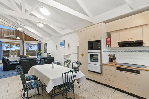Black Dolphin Waterfront Townhouse - Bay Views - e-Seniors 3