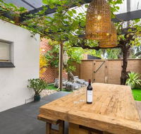 Blackbird at Arlo's - The heart of Glenelg - Wifi - e-Seniors