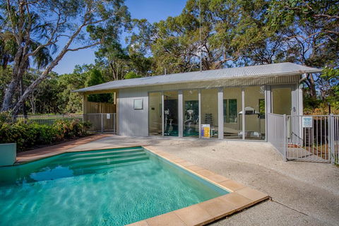 Bluewater 1 - Rainbow Shores, Amazing Location, Easy Walk To Beach, Pool, Aircon, Outdoor Spa - e-Seniors 3