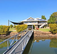 Campbell 7 - Large Queenslander on Maroochy River - e-Seniors