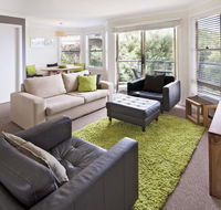Caribou 3 - Modern  spacious with views over Lake Jindabyne - e-Seniors
