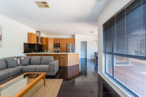 Caxton Beach House - Hot Tub Spa - e-Seniors 2