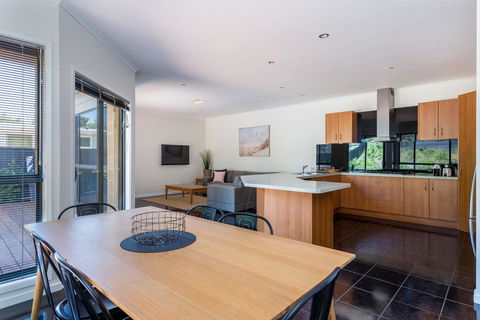 Caxton Beach House - Hot Tub Spa - e-Seniors 3