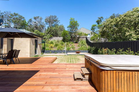 Caxton Beach House - Hot Tub Spa - e-Seniors 1