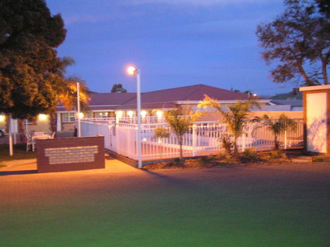 Charles Rasp Motor Inn & Cottages - e-Seniors 0