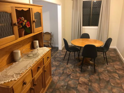 Charles Rasp Motor Inn & Cottages - e-Seniors 2