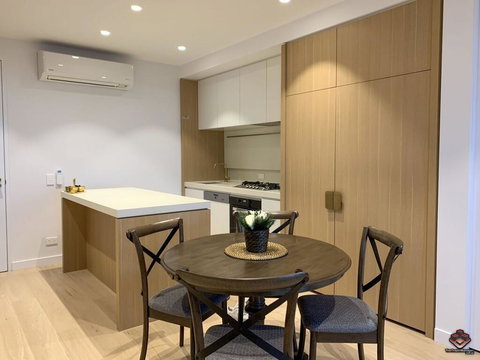 Chinos Room - e-Seniors 3