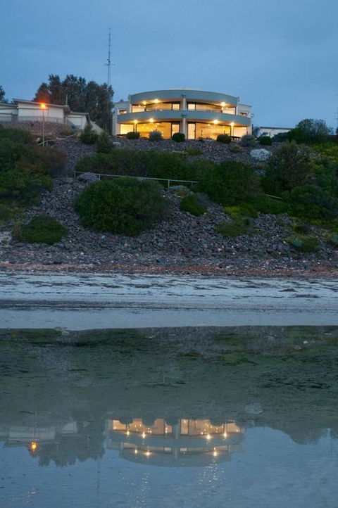 Cliff House Beachfront Villas - e-Seniors 3