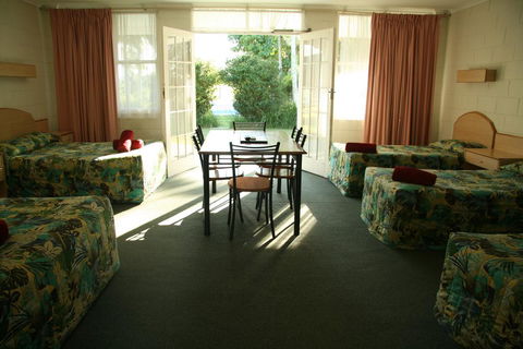 Colonial Court Motor Inn - e-Seniors 2
