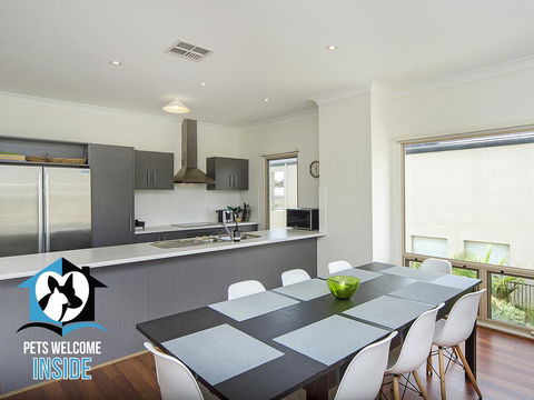 Contemporary Golf Course Frontage 3BR - e-Seniors 2