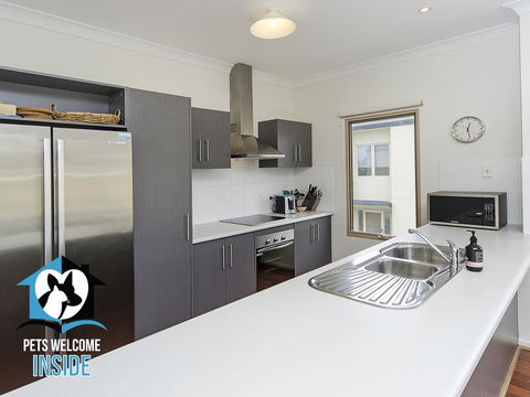 Contemporary Golf Course Frontage 3BR - e-Seniors 3