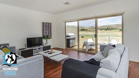 Contemporary Golf Course Frontage 3BR - e-Seniors 1