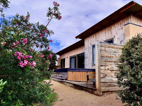 Coopers Ocean Cabin And Jacuzzi - e-Seniors 1