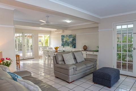 Coral Beach Noosa Resort - e-Seniors 3