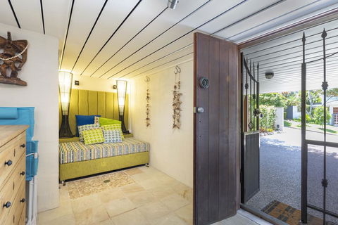 Cosy Hideaway, Sunshine Beach - e-Seniors 2