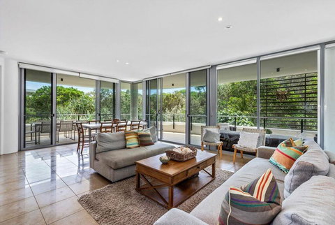 COTTON BEACH 94 - MID-FLOOR PENTHOUSE - e-Seniors 1