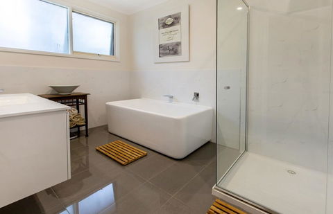COUNTRY MEETS THE BAY - MOUNT ELIZA - e-Seniors 1