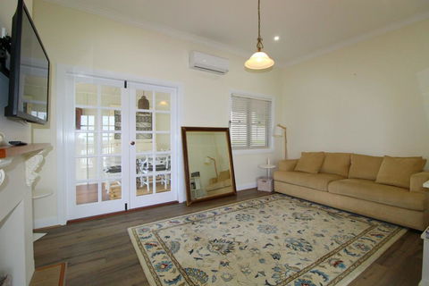 Crescent Haven, 2A View Street, - e-Seniors 0