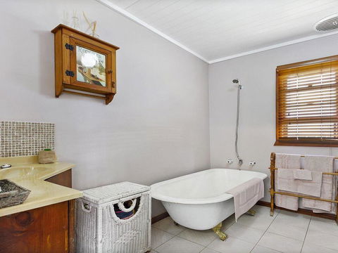 Cudgee - Quaint Cottage With Separate Cabin - e-Seniors 3