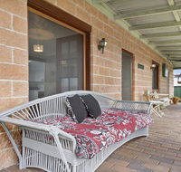 Cudgee - quaint cottage with separate cabin - e-Seniors