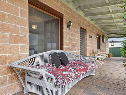 Cudgee - Quaint Cottage With Separate Cabin - e-Seniors 0