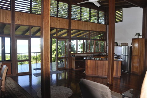 Daintree Oceanview Retreat - Holiday Home - e-Seniors 2