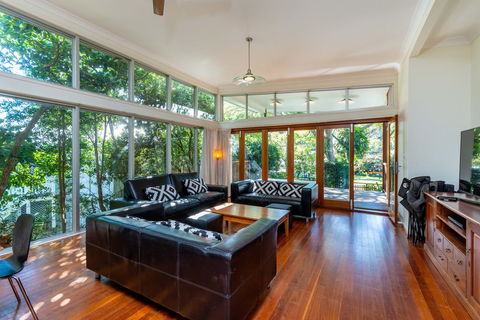 Decked Out For A Fantastic Holiday - Winnett St, Woorim (Upstairs Only) - e-Seniors 1