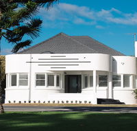 Deco Beach Luxury Apartments - e-Seniors