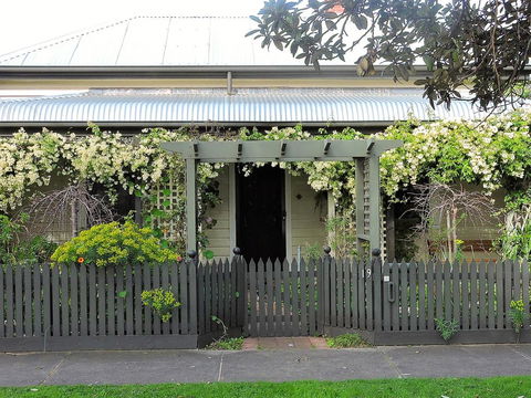 Delightful Cottage - e-Seniors 0