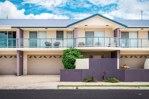 Driftwood - Modern Townhouse - e-Seniors 0