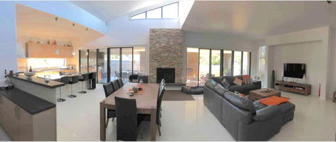 Dromana Spacious Family Getaway Indoor Outdoor Living - e-Seniors 0