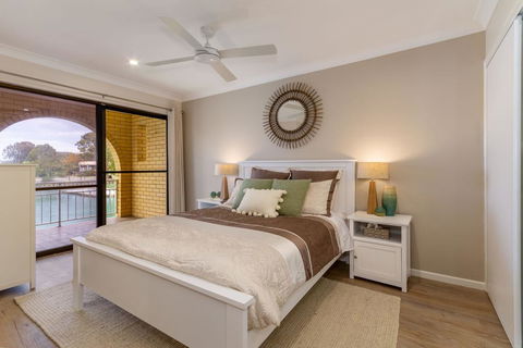 Elegant Waterfront Gem Where The Ocean Meets The Canal! - e-Seniors 2
