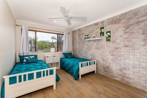 Elegant Waterfront Gem Where The Ocean Meets The Canal! - e-Seniors 3