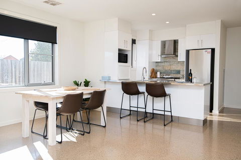 Endsleigh II - Cosy 2 Bedroom Villa, Free Wifi, Near CBD - e-Seniors 0