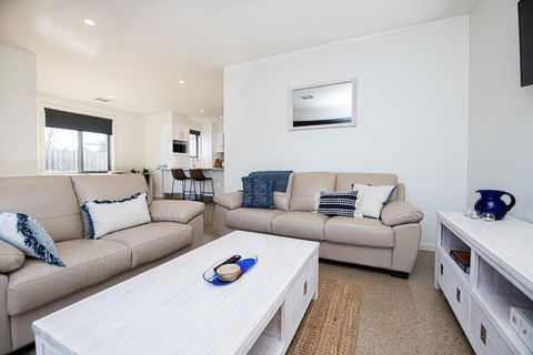Endsleigh II - Cosy 2 Bedroom Villa, Free Wifi, Near CBD - e-Seniors 2