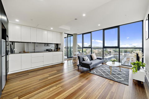 Executive City-centre Apartment With Parking - e-Seniors 0