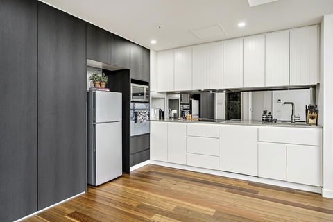 Executive City-centre Apartment With Parking - e-Seniors 2