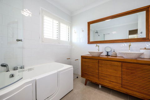 Fabulously Presented Family Retreat On Bribie Island - e-Seniors 3