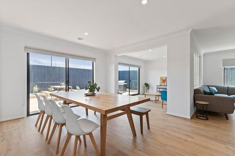 Family Holiday Paradise - New Modern Beach House - e-Seniors 3