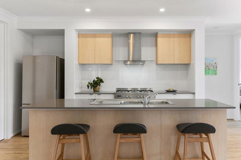 Family Holiday Paradise - New Modern Beach House - e-Seniors 1